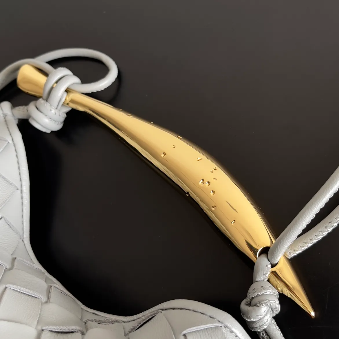 Batch of 1260 BV Mini Sardine is coming‼ ️Super high-end, stainless steel hardware + 24k real gold plating process, fish scales (concave and convex positions) are the finishing touch, the sardine bag that can be carried cross-body is completely beautiful to the heart. The metal element handle and the weaving are perfectly combined to completely integrate the artistic sense and elegance and fashion. It is really like a work of art🏺The large size is elegant, the small size is exquisite and cute, a must-have item for fashionistas, and the details are perfectly reproduced. Style number: 744267 Size 20*12*2.5